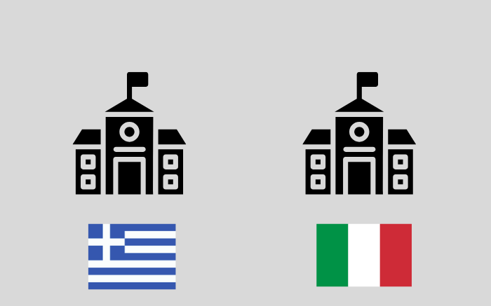 Griechische und Italienische Flagge vor grauem Hintergrund und einem Universitäten Symbol