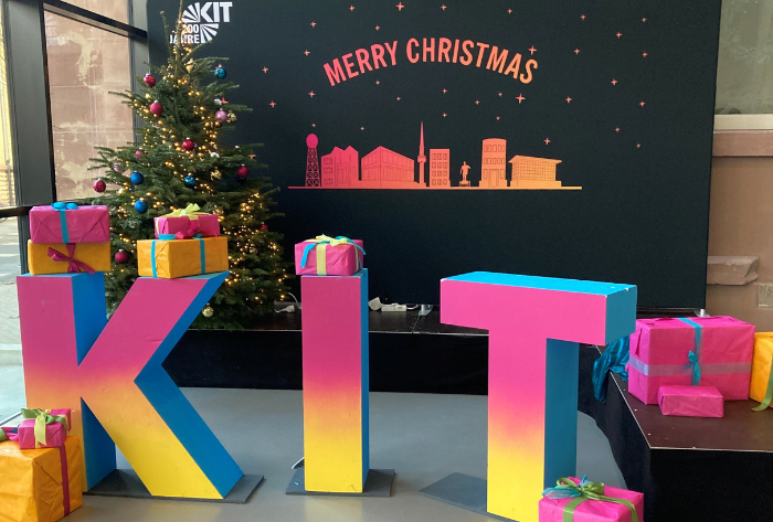 Weihnachtsbaum mit KIT Logo davor